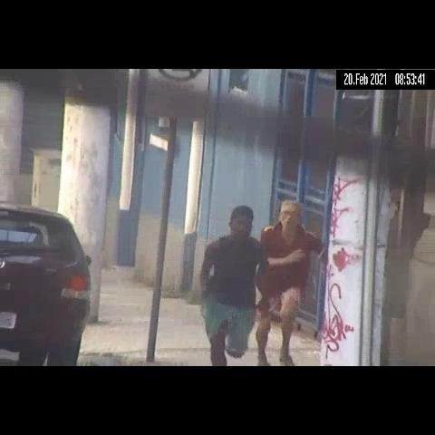 homem corre atrás do ladrão #paratodosverem