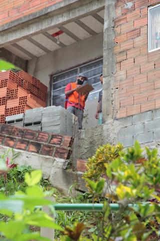 profissional da defesa civil na porta de casa no morro #paratodosverem