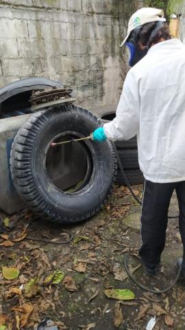 Inseticida é jogado em pneu #paratodosverem
