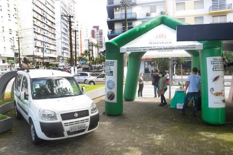 tenda armada ao lado de viatura na orla da praia #paratodosverem