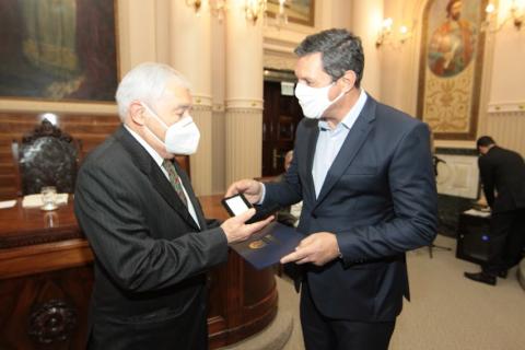 Dentista homenageado recebe placa do prefeito #paratodosverem