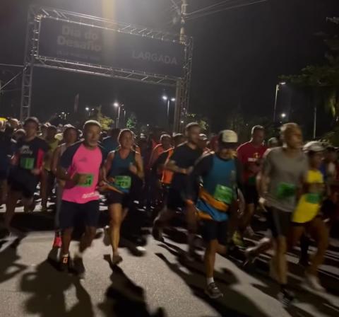 largada de corrida com várias pessoas se movimentando. #paratodosverem