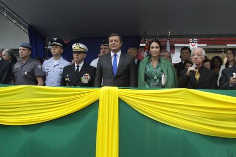 Autoridades políticas e militares no palco do evento. #paratodosverem