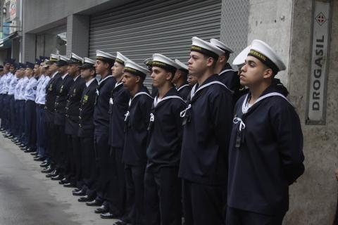 Marinheiros perfilados durante execução de hinos. #paratodosverem 
