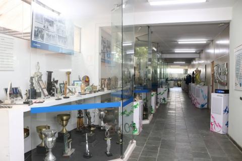 vista geral do museu, com vários troféus expostos e protegidos atrás de vidro/acrílico. #paratodosverem