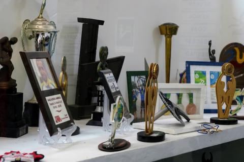 mesa com vários troféus. #paratodosverem