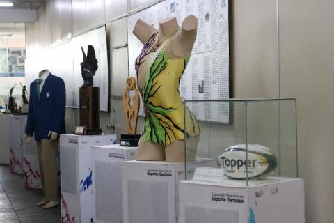 Uniforme de ginástica próximo a bola de futebol americano