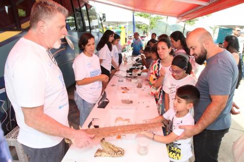 Criança observam animais e itens marinhos. #paratodosverem