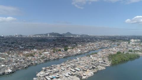 Vista aérea de moradias em palafitas no Dique da Vila Gilda. #pracegover