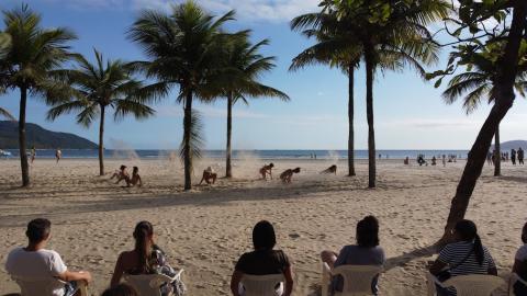 dançarinas se apresentando na areia #paratodosverem