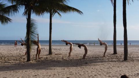 dançarinas se apresentando na areia #paratodosverem