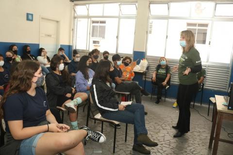 Alunos frecebem orientações na sala de aula de profissional #paratodosverem