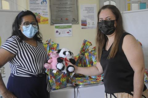 Duas mulheres tiram foto com animais de pelúcia #paratodosverem