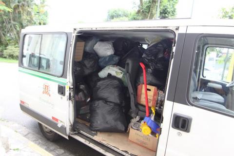 van lotada de sacos plásticos com doações. #paratodosverem