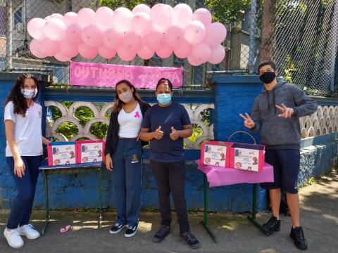 alunos do grêmio posam para foto da frente da unidade. #paratodosverem