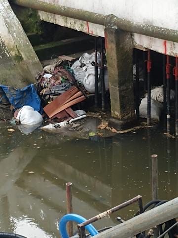 volume de detritos dentro de canal obstruindo parte de passagem de água. #paratodosverem