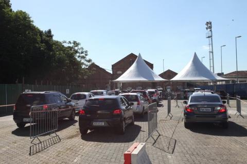 Três filas de carros paralelas na área interna da Arena Santos. #Paratodosverem