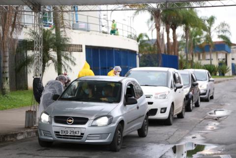 fila de acesso ao drive thru de vacinação, com quatro carros enfileirados. #paratodosverem