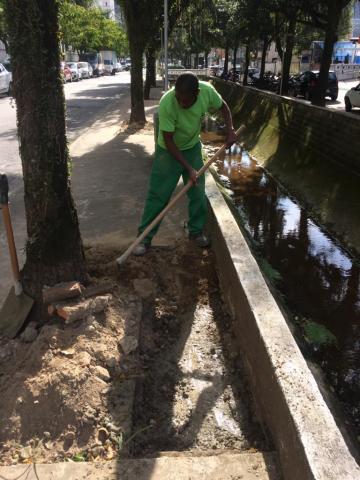 Operário escava a terra para fazer concretagem. #paratodosverem