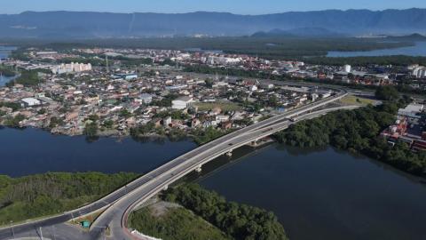 visão áerea de ponte sobre o casqueiro #paratodosverem