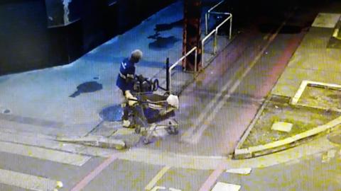 imagem de homem com carrinho de supermercado levando produtos de furto #paratodosverem 
