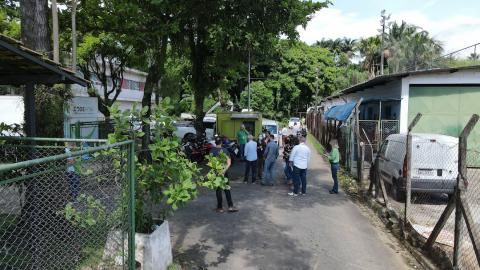 pessoas na frente de terreno #paratodosverem