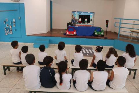 Crianças assistindo apresentação #paratodosverem