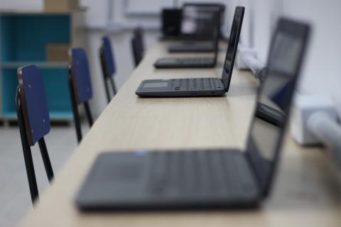 Computadores em mesa #paratodosverem