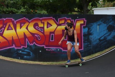 mulher anda de skate em pista #paratodosverem