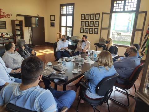 empresários reunidos em torno de uma mesa. #paratodosverem