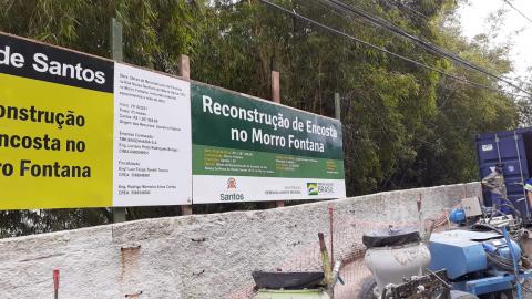 Placa com informação da obra na frente do morro #paratodosverem