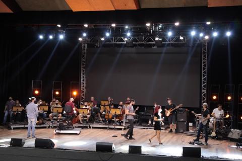 Músicos ensaiam em cima do palco #paratodosverem