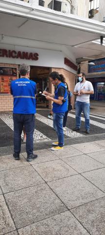 operadores sociais uniformizados estão na rua. #paratodosverem