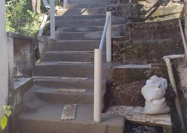 trecho de escadaria, de outro ângulo. Concreto ainda está fresco. #paratodosverem