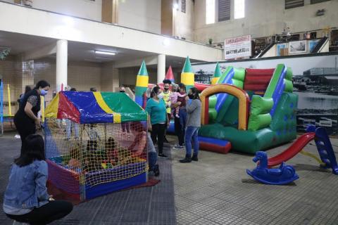 Parque com vários brinquedos infláveis #paratodosverem