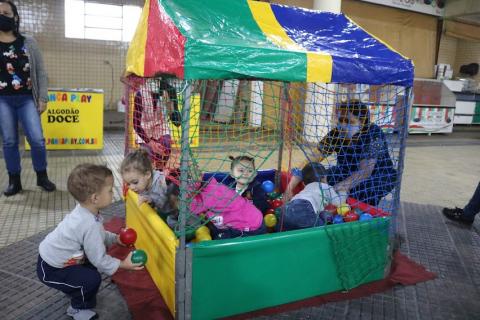 Crianças brincando na piscina de bolinhas #paratodosverem