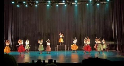 grupo com figurino dança em palco #paratodosverem