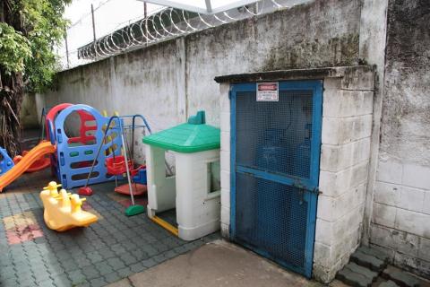 depósito com botijões de gás está fechado com portão.#paratodosverem