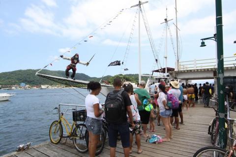 fila de pessoas para ingressas na escuna 
