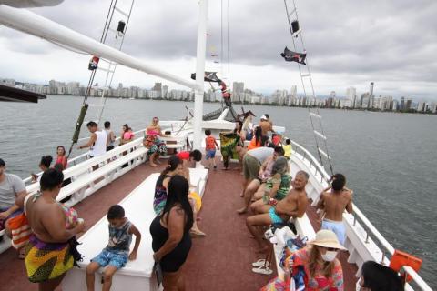 visitantes estão no convés da empbarcação. #paratodosverem