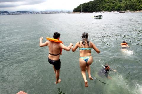 casal pula no mar. #paratodosverem