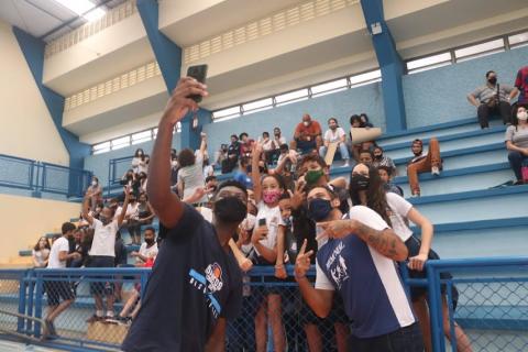 jogadores tiram selfie com crianças #paratodosverem