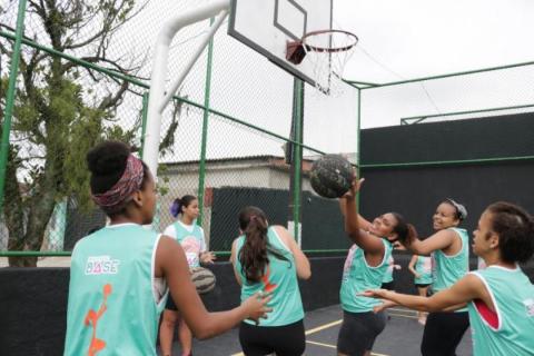 Meninas jogando basquete. #paratodosverem