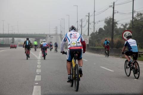 ciclistas percorrem trecho de rodovia. #paratodosverem