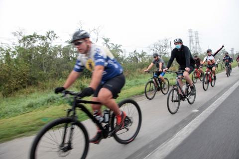 ciclistas percorrem trecho de rodovia. #paratodosverem