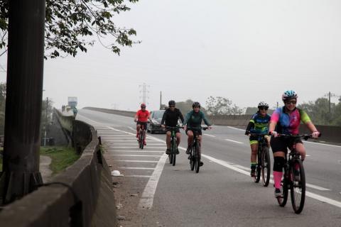 ciclistas percorrem trecho de rodovia. #paratodsoverem