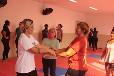 duas mulheres fazem exercício de luta #paratodosverem