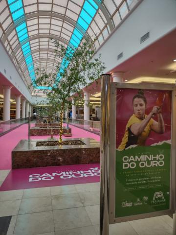 Totem em exposição do shopping #paratodosverem