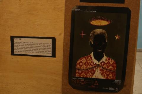 Totem da exposição #paratodosverem