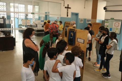 Alunos olham exposição #paratodosverem